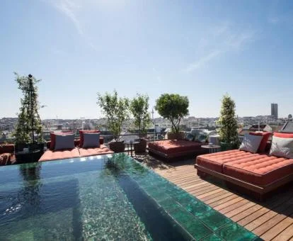 Preciosa terraza con piscina y vistas al exterior de este maravilloso hotel.