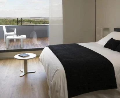 Una de las modernas habitaciones con terraza y vistas del hotel.