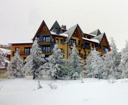 Precioso edificio de este complejo de apartamentos en un bello paisaje nevado.
