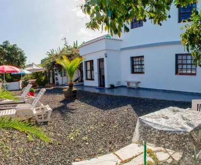 Edificio de este complejo de apartamentos rurales con zona exterior amueblada.