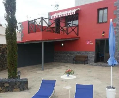 Zona exterior con mobiliario de esta coqueta casa rural.