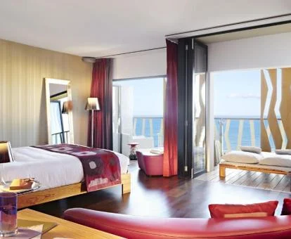 Una de las elegantes habitaciones con vistas al mar del hotel.
