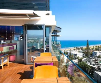 Espectacular terraza panorámica con vistas al mar y a la ciudad de este hotel solo para adultos.