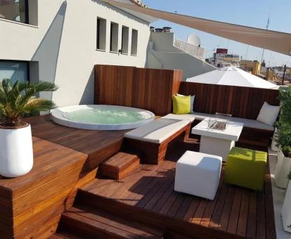 Terraza con mobiliario exterior y jacuzzi de este hotel solo para adultos.