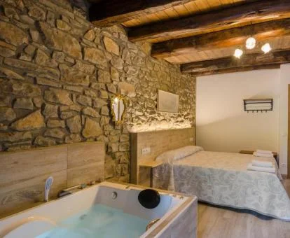 Dormitorio con jacuzzi privado para dos personas del apartamento de la planta baja de este establecimiento.