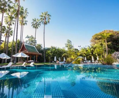 Piscina exterior rodeada de vegetación de este hotel romántico.