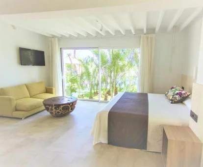 Una de amplias habitaciones con grandes ventanales con vistas a los jardines de este precioso hotel.