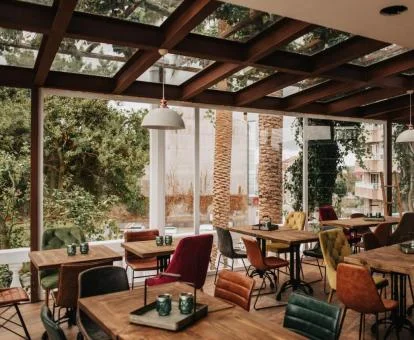 Terraza con mobiliario de este acogedor hotel boutique.