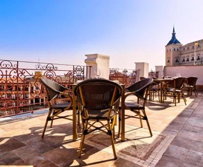 Terraza con mobiliario exterior de este hotel solo para adultos con vistas a la ciudad.