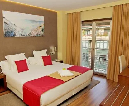 Una de las cómodas habitaciones con cama grande de este moderno hotel boutique.