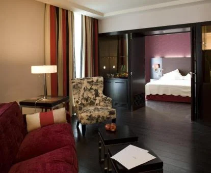 Una de las elegantes habitaciones con zona de estar independiente del hotel.