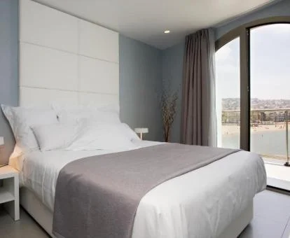 Una de las coquetas habitaciones dobles con vistas al mar del hotel.