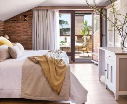 Una de las coquetas habitaciones dobles con terraza y mobiliario del hotel.