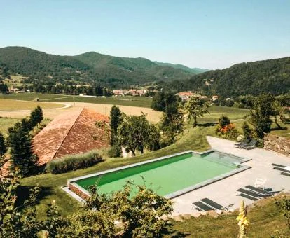Piscina exterior con vistas al campo de este precioso hotel rural.