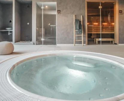 Instalaciones de bienestar del spa con jacuzzi, sauna y duchas.