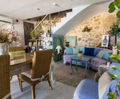 Salón compartido con encanto de este hotel solo para adultos con vistas al mar.