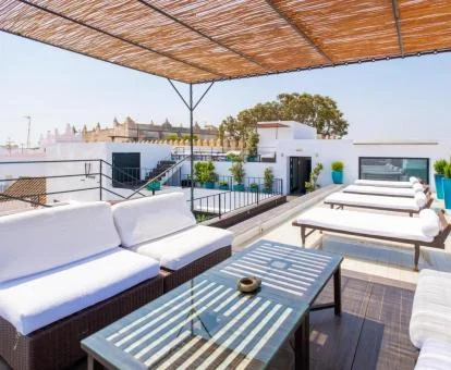 Agradable terraza solarium con vistas de este hotel boutique.