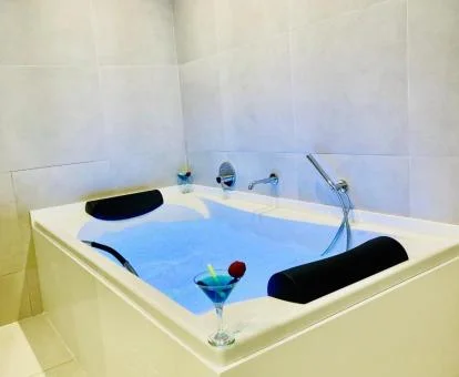 Amplio jacuzzi privado para dos personas del apartamento de un dormitorio de este establecimiento.