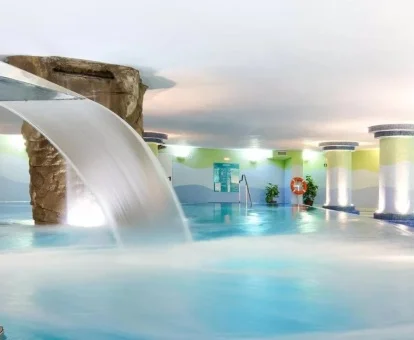 Piscina cubierta con elementos de hidroterapia del spa del hotel.