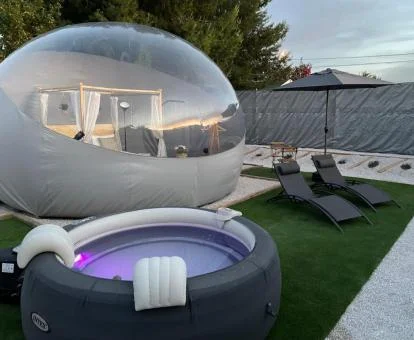 Romántica habitación burbuja con jardín privado y jacuzzi doble al aire libre.