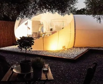 Una de las habitaciones burbuja de este establecimiento con zona exterior privada e iluminación nocturna.