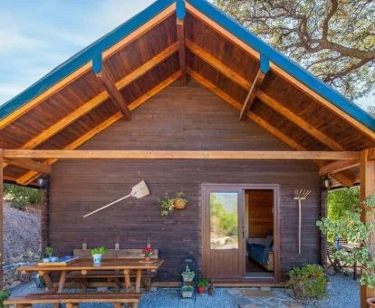 Acogedora cabaña de madera en un tranquilo entorno natural para disfrutar del ecoturismo.
