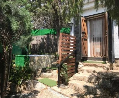 Jardín privado con piscina de esta casa independiente. 