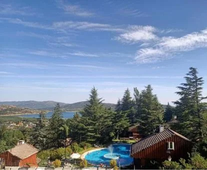 Hermoso establecimiento de cabañas entre árboles con piscina ideal para disfrutar del campo durante tu próxima escapada.