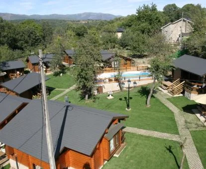 Vista aérea de este complejo de cabañas con piscina al aire libre.