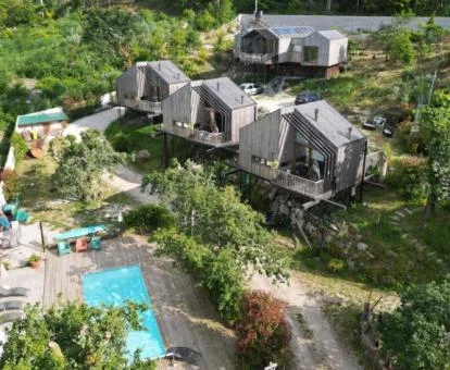 Hermoso establecimiento rural con piscina y cabañas de madera independientes.