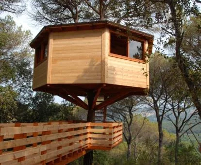 Una de las coquetas cabañas en la naturaleza de este establecimiento rural.