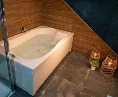 Bañera de hidromasaje privada de este apartamento independiente.