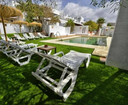 Amplia zona exterior con solarium y piscina de este hotel romántico.