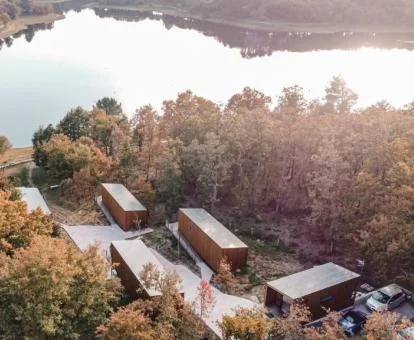 Vista aérea de este precioso establecimiento de apartamentos independientes en medio de la naturaleza.