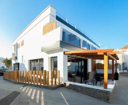 Edificio de este hotel solo para adultos con piscina y vistas al mar.