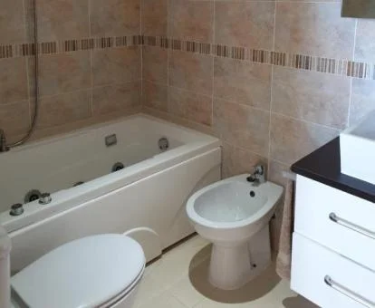 Baño con bañera de hidromasaje privada del apartamento.