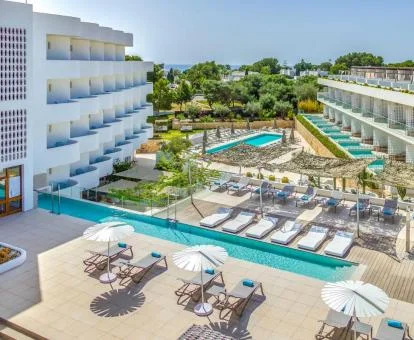 Precioso hotel con encanto con varias piscinas y zonas exteriores.