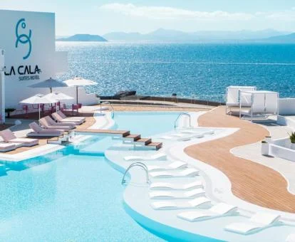 Zona exterior con piscina de este hotel romántico junto al mar.