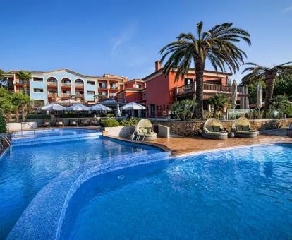 Fabuloso hotel con grandes piscinas al aire libre.