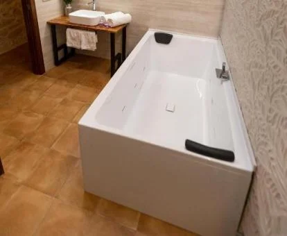 Amplio jacuzzi privado para dos personas de este precioso apartamento rural.