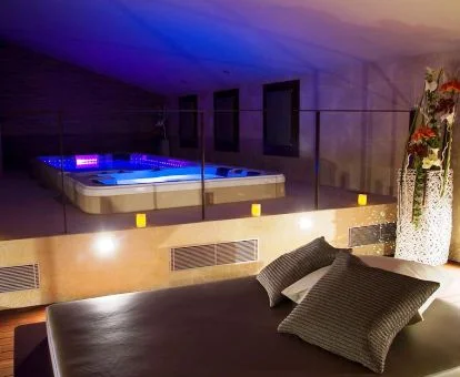 Acogedor centro de bienestar con iluminación nocturna, equipado con zona de aguas y zona de relajación.