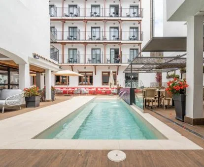 Zona exterior de este hotel con encanto con piscina y zonas de estar.