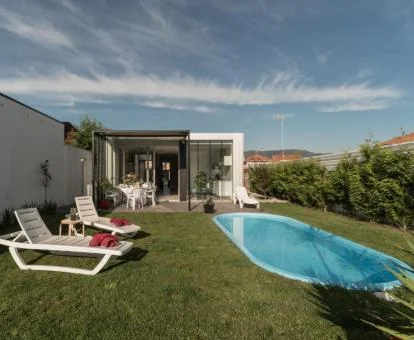 Fabulosa zona exterior con piscina privada y jardín de esta casa rural independiente.