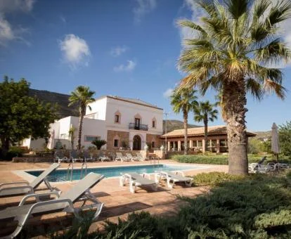 Hotel boutique rodeado de naturaleza con piscina exterior y amplias zonas al aire libre.