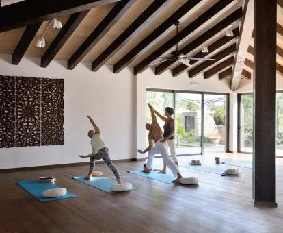 Sala para yoga y actividades de meditación de este hotel tipo retiro.