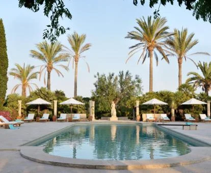 Terraza con piscina exterior rodeada de bonitos jardines de este encantador hotel.