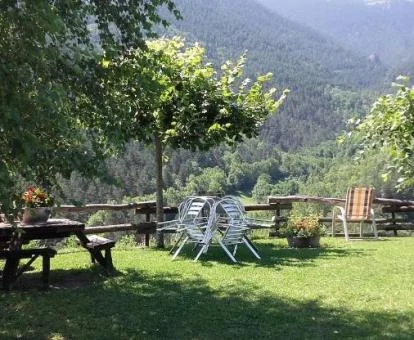 Zona exterior con mobiliario y vistas a la naturaleza de este alojamiento solo para adultos.