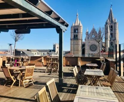 Maravillosa terraza con mobiliario y vistas a la catedral de este hotel boutique.