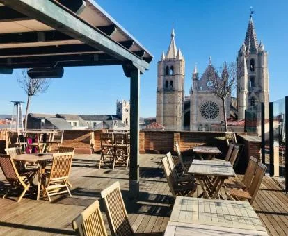 Terraza amueblada de este hotel con encanto con fabulosas vistas a la catedral.