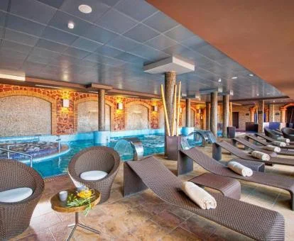 Zona de aguas del centro de bienestar de este hotel romántico.